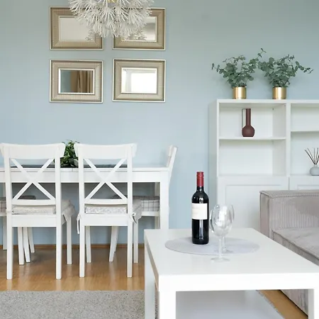 Nutmeg With Parking Wola Апартаменты *